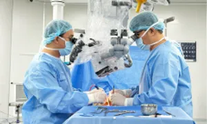 Tê yếu tay do thoát vị đĩa đệm cột sống cổ