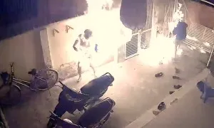 Chồng đốt vợ trong khi chờ ly hôn