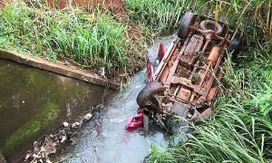 Ôtô lao xuống mương, ba người chết