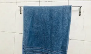 Dùng khăn treo trong nhà tắm có gây mụn?